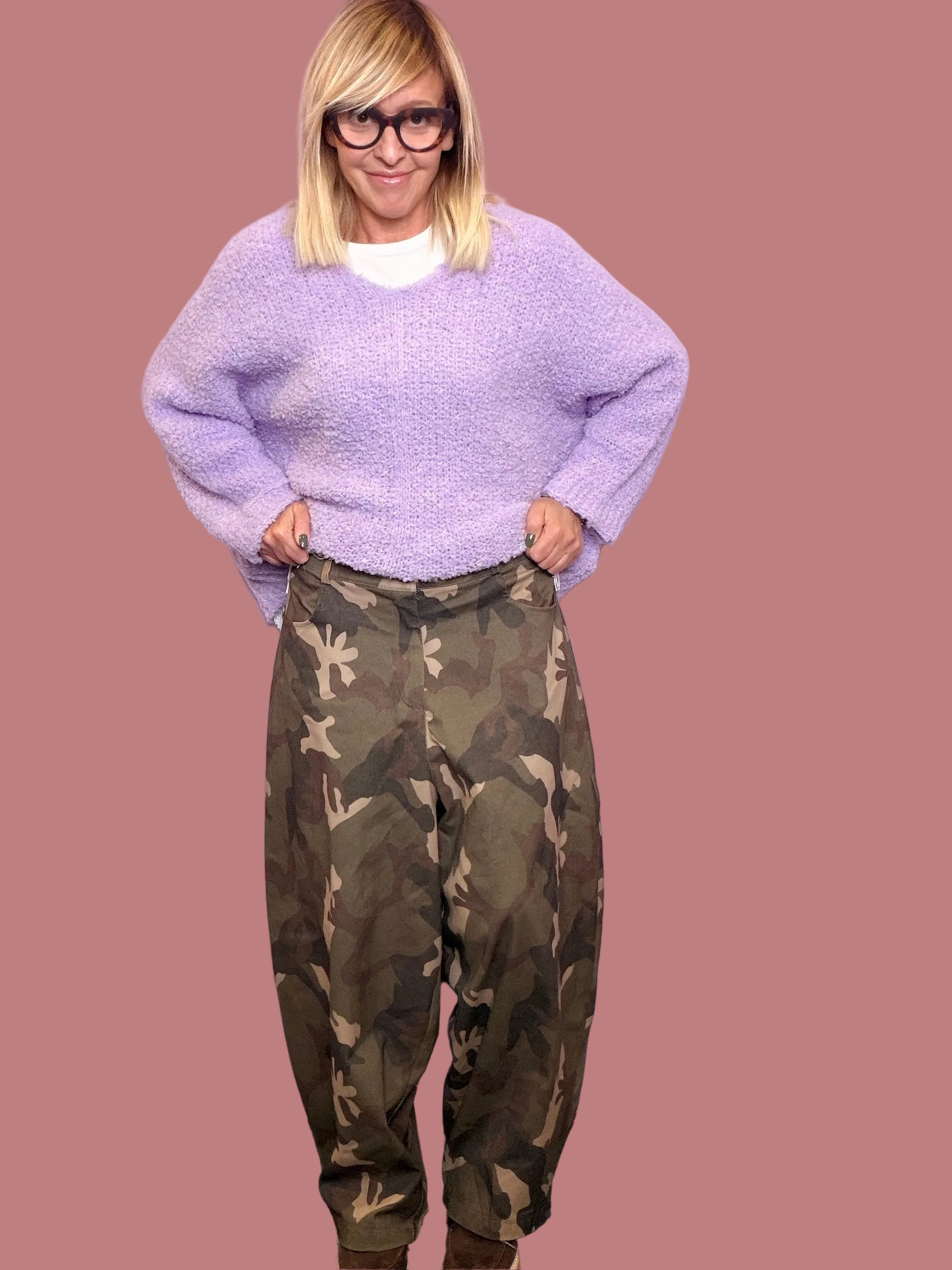 Pantalone over camouflage dalla linea balloon
