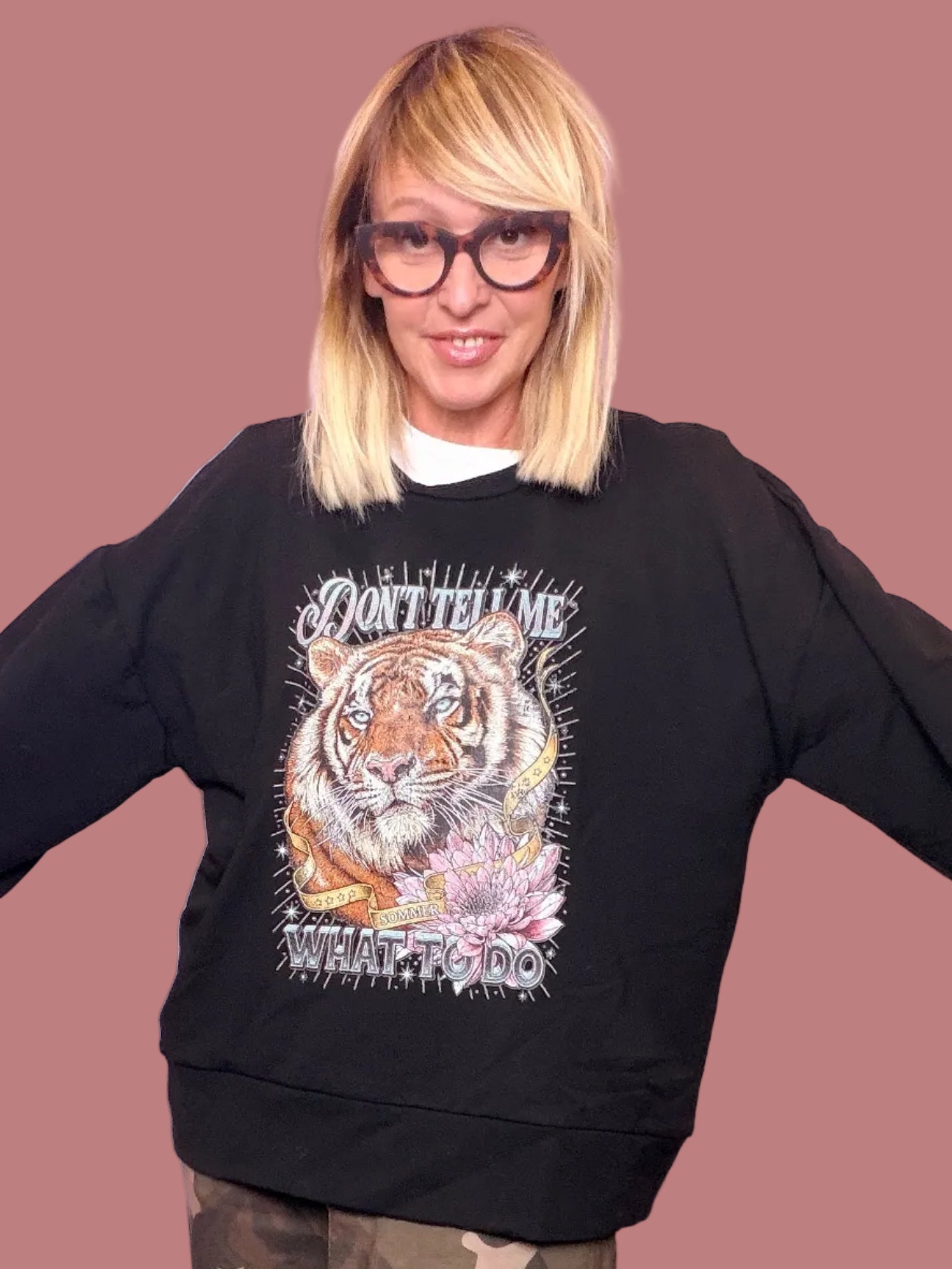 Felpa nera ampia con stampa tigre e fiori