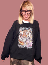 Felpa nera ampia con stampa tigre e fiori