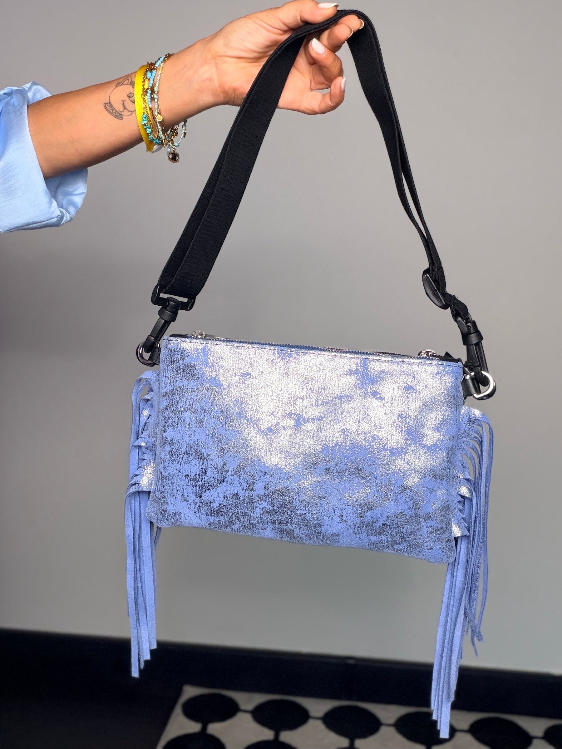 Borsa clutch frange glitter azzurro - vista frontale scamosciato metallizzato