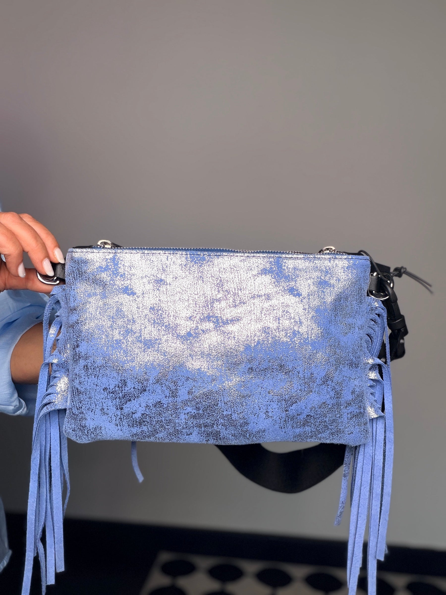 Borsa clutch frange glitter azzurro - vista frontale con tracolla regolabile