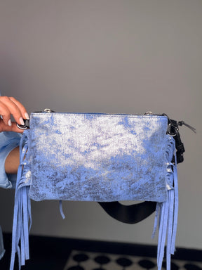 Borsa clutch frange glitter azzurro - vista frontale con tracolla regolabile