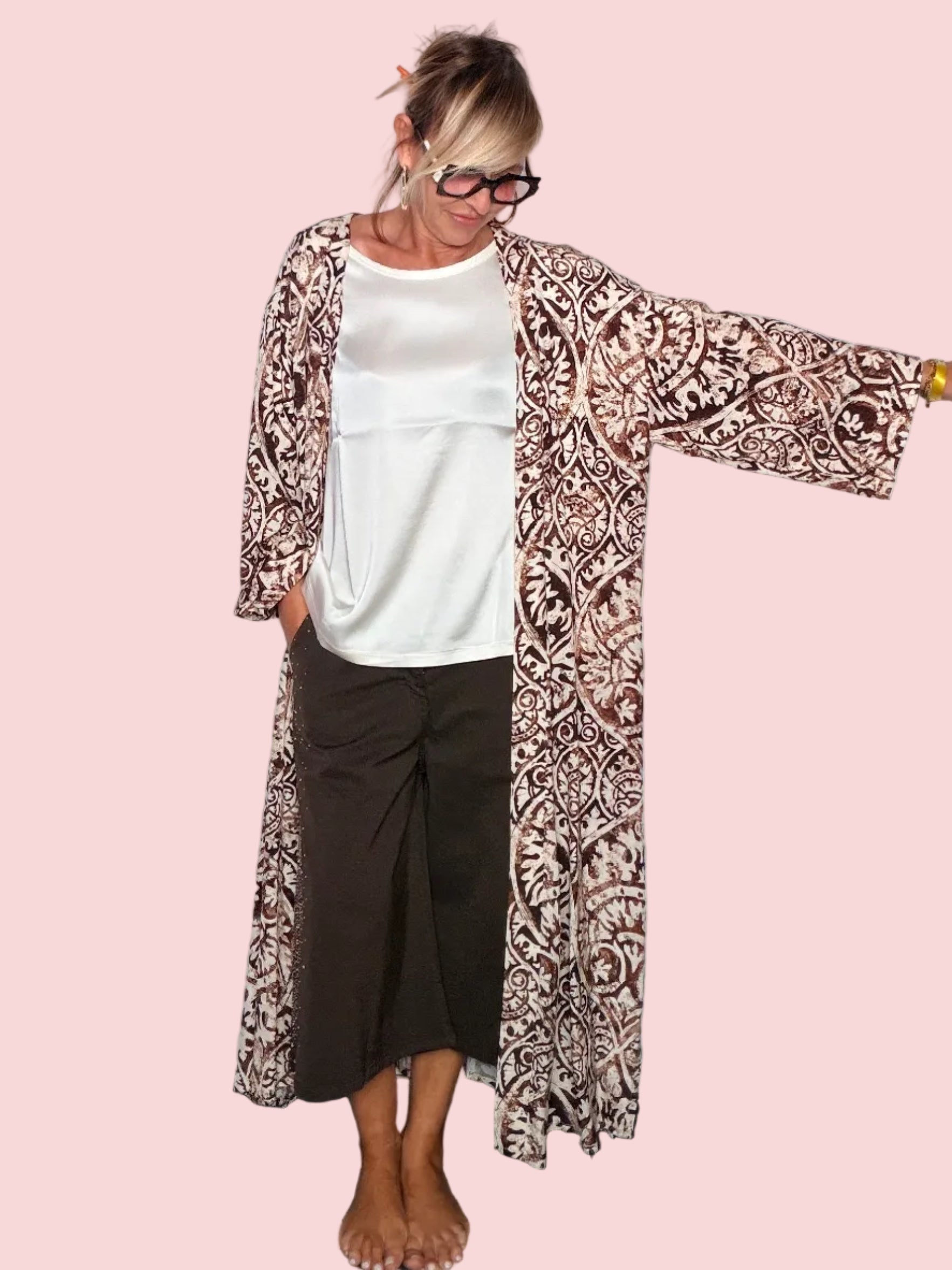 Kimono maxi arabesque viscosa marrone beige - vista frontale aperto con top bianco