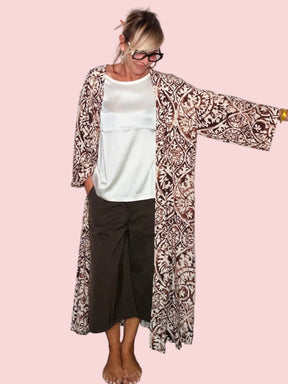 Kimono maxi arabesque viscosa marrone beige - vista frontale aperto con top bianco