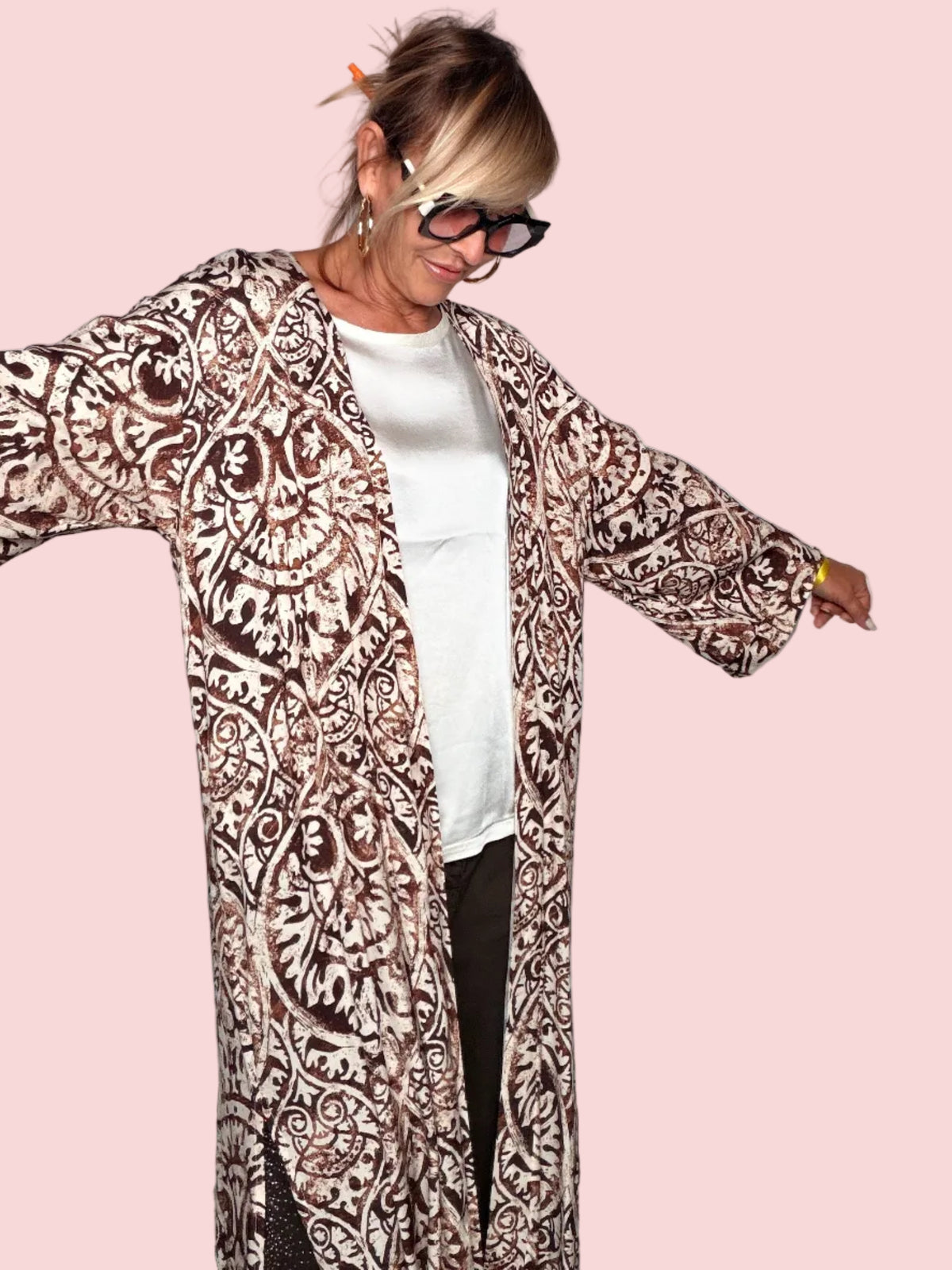 Kimono maxi arabesque viscosa marrone beige - dettaglio stampa e movimento maniche