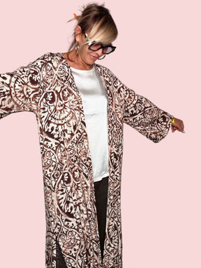 Kimono maxi arabesque viscosa marrone beige - dettaglio stampa e movimento maniche