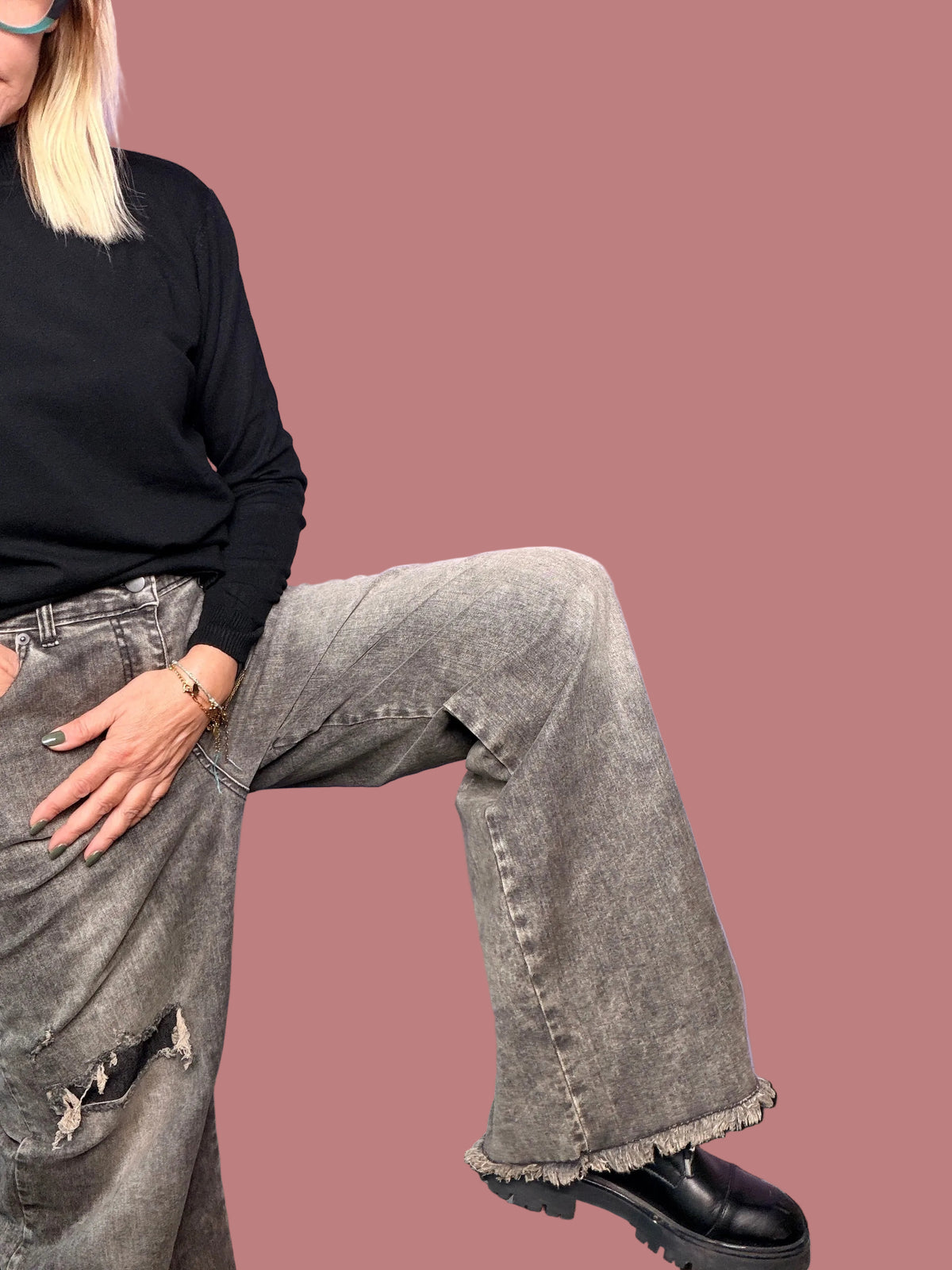 Jeans grigi délavé a gamba ampia con strappo e fondo sfrangiato
