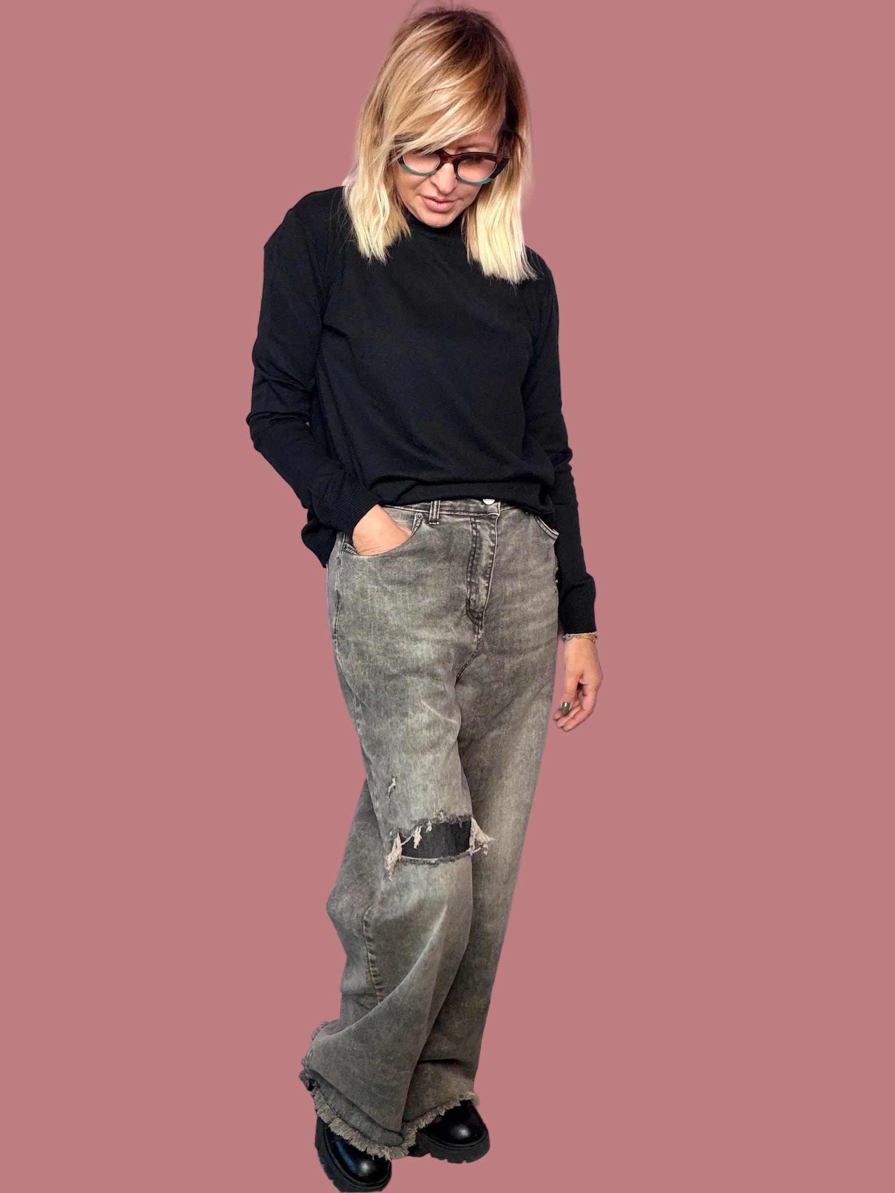 Jeans grigi délavé a gamba ampia con strappo e fondo sfrangiato