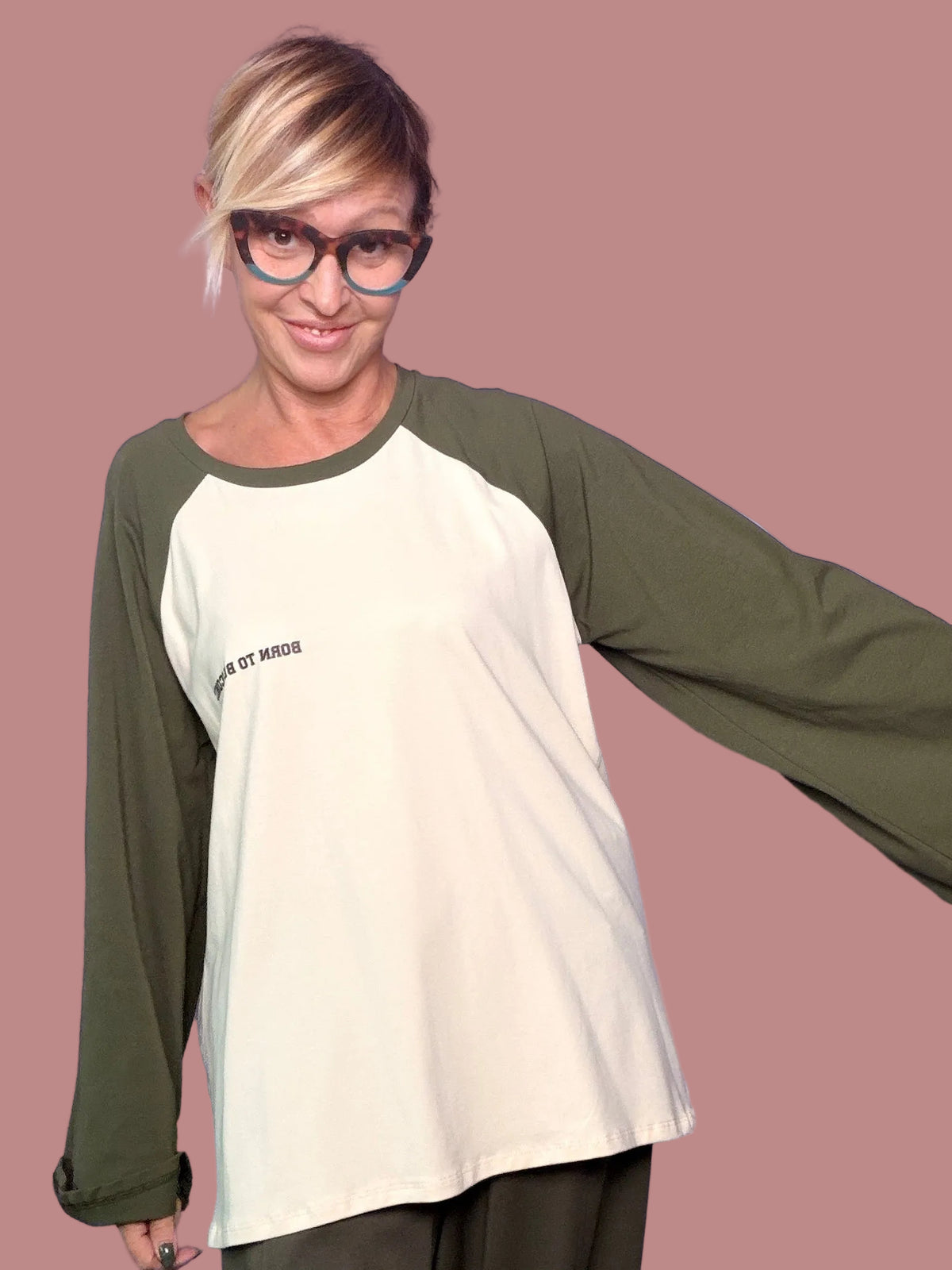 T-shirt bicolore con maniche ampie raglan