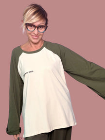 T-shirt bicolore con maniche ampie raglan