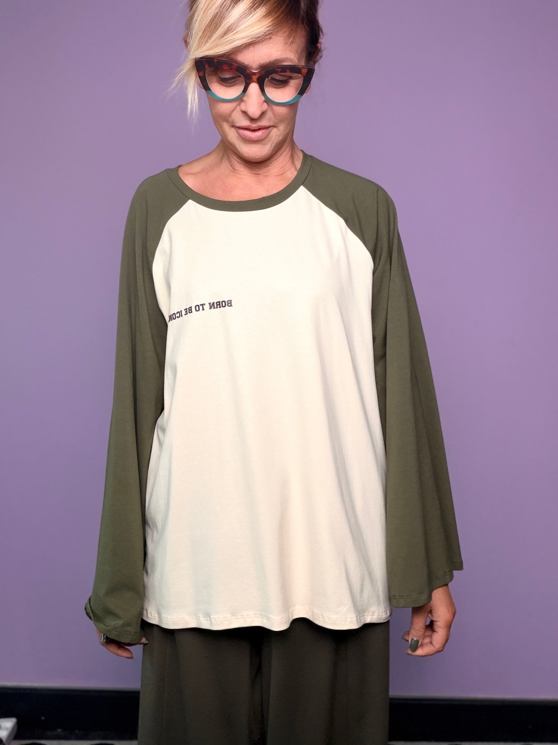 T-shirt bicolore con maniche ampie raglan