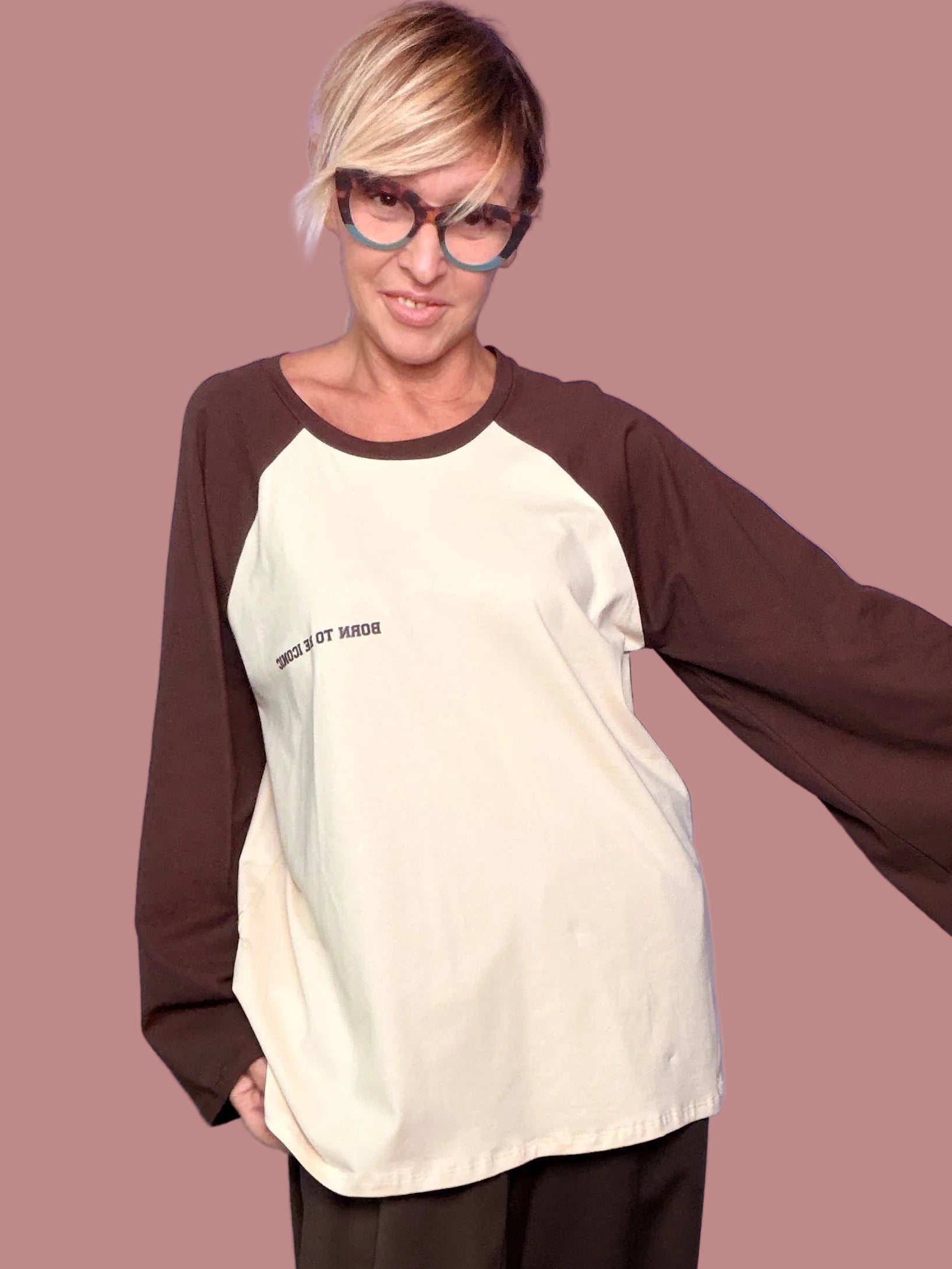 T-shirt bicolore con maniche ampie raglan