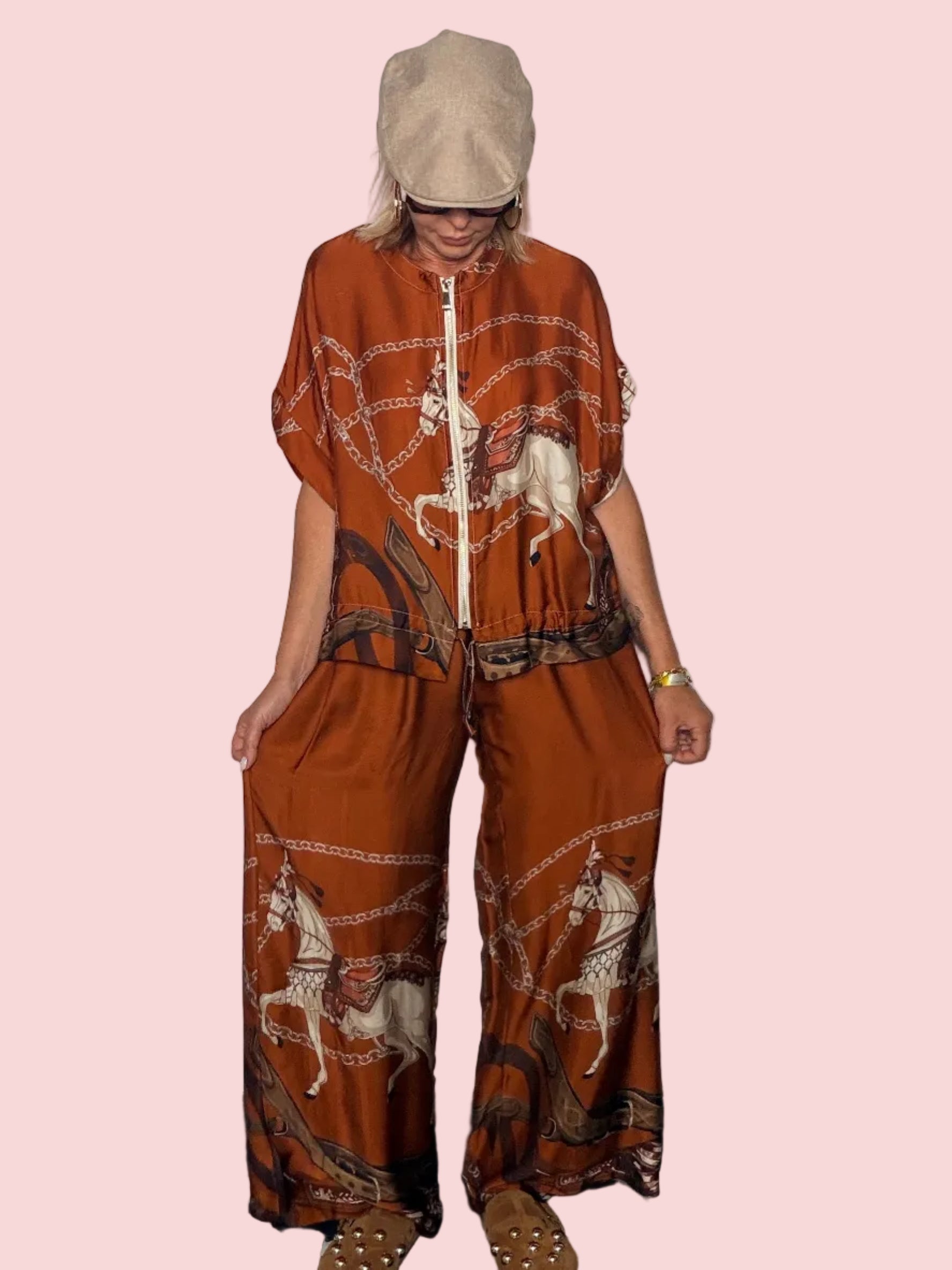 Completo due pezzi raso stampa equestre terracotta - vista frontale intera con cappello beige