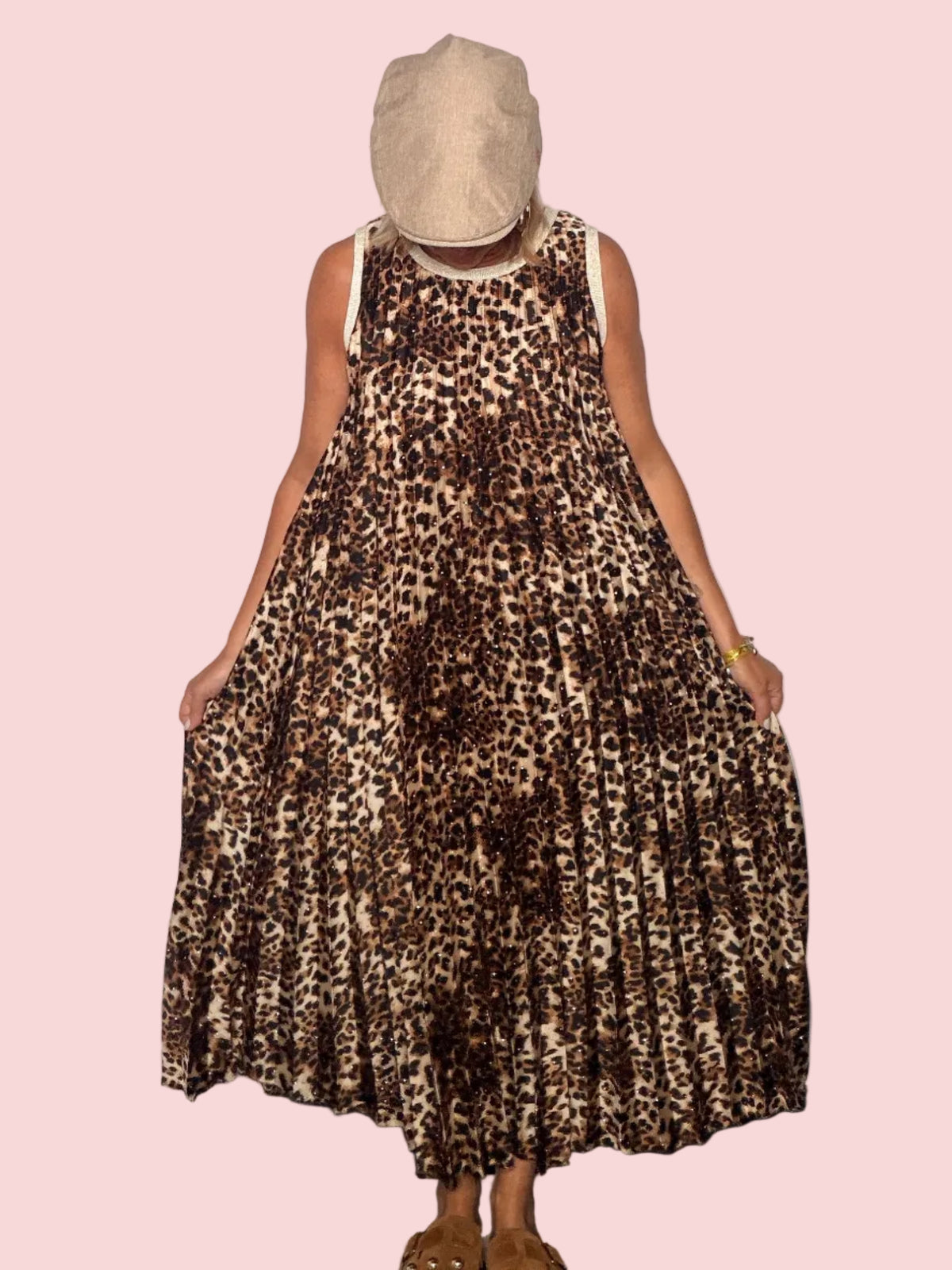 Abito maxi plissé leopardato - vista posteriore silhouette intera con cappello beige