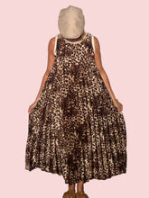 Abito maxi plissé leopardato - vista posteriore silhouette intera con cappello beige
