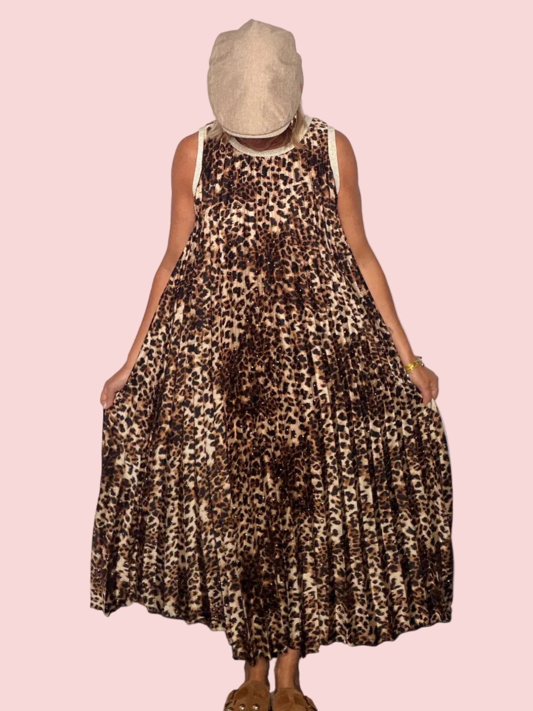 Abito maxi plissé leopardato - vista posteriore silhouette intera con cappello beige