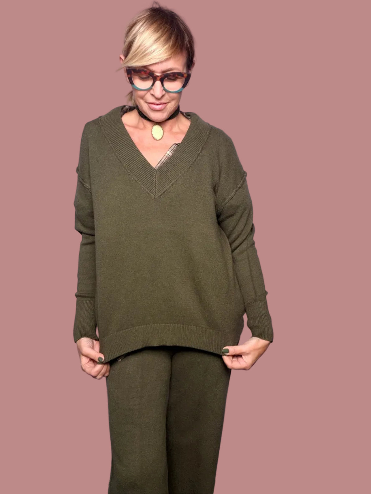 Completo in maglia con scollo a V e pantaloni ampi