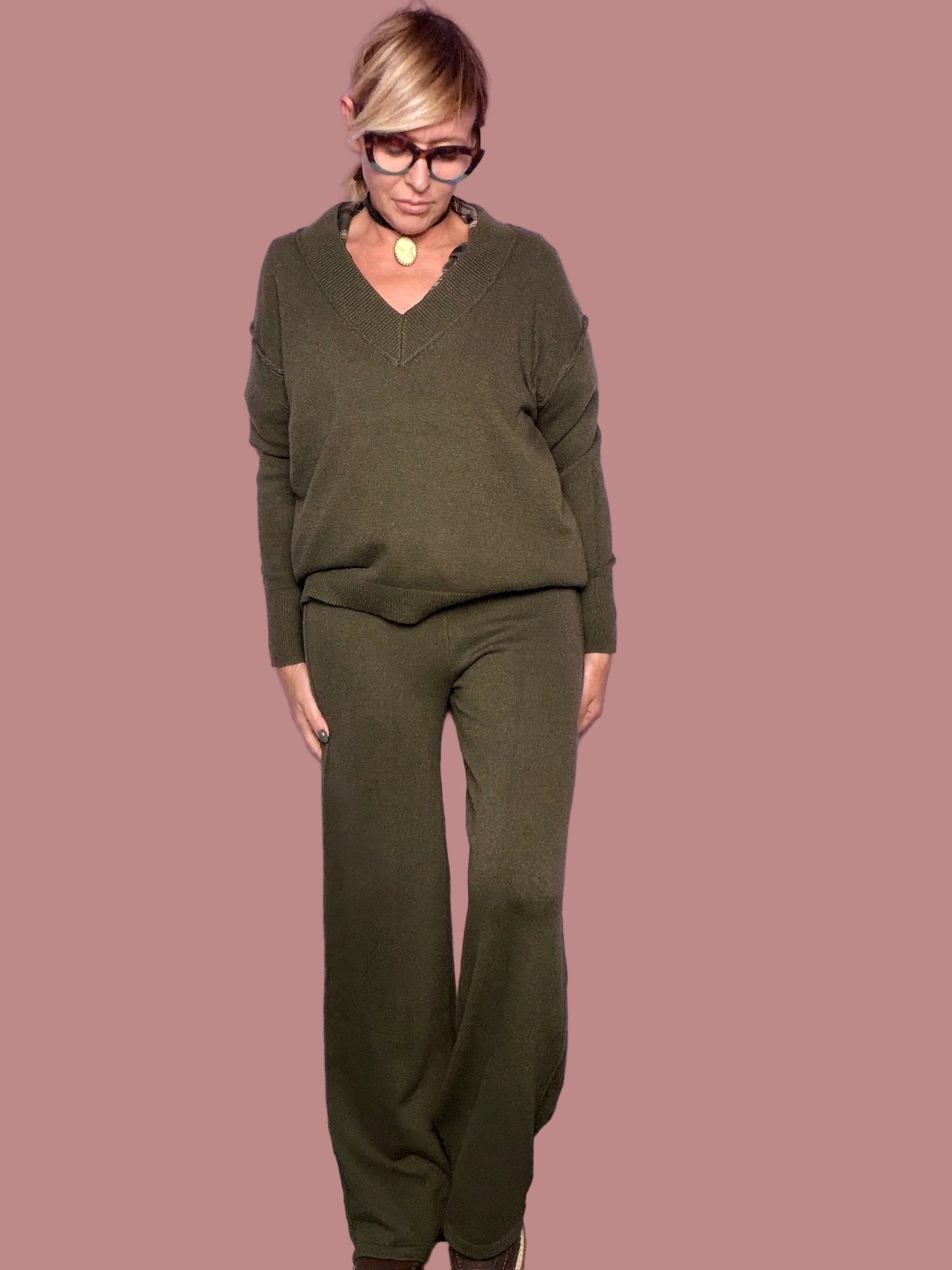 Completo in maglia con scollo a V e pantaloni ampi