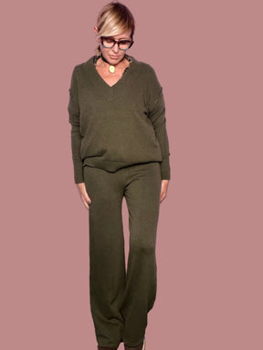 Completo in maglia con scollo a V e pantaloni ampi