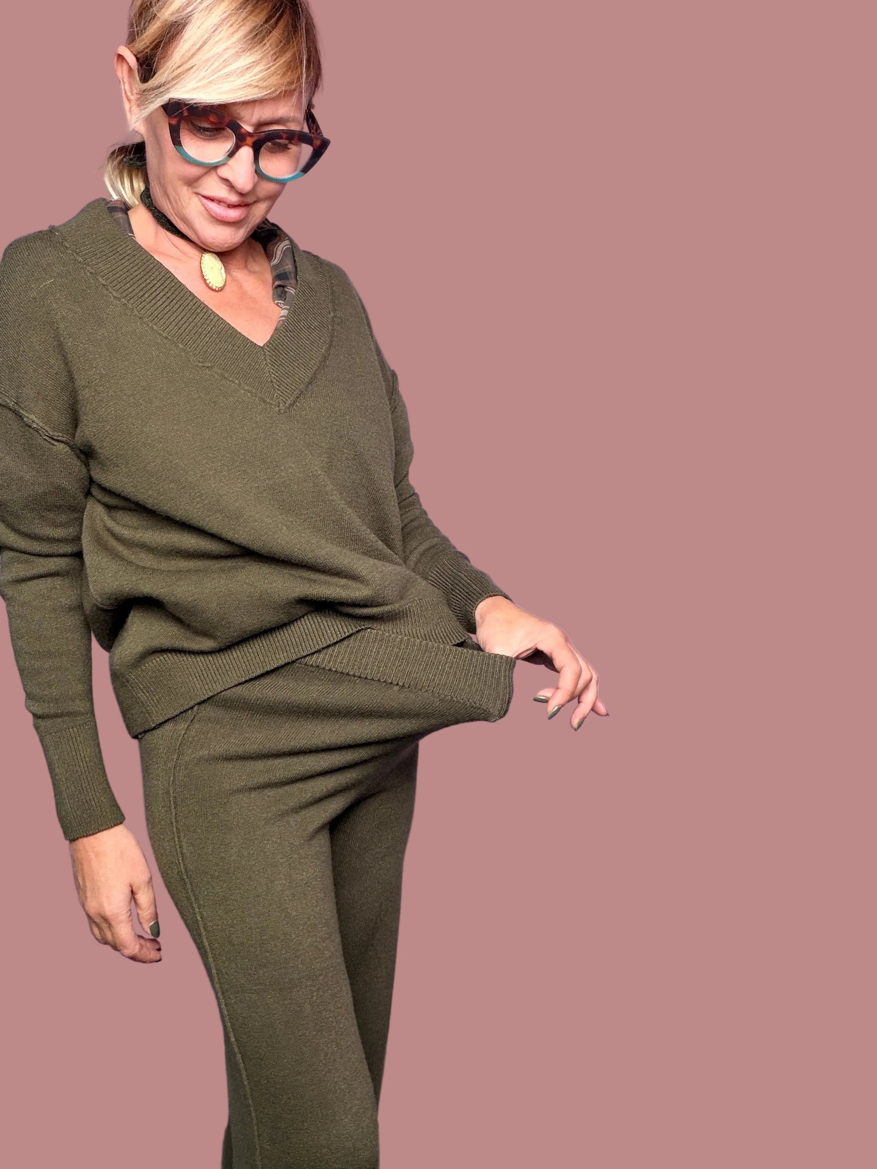 Completo in maglia con scollo a V e pantaloni ampi