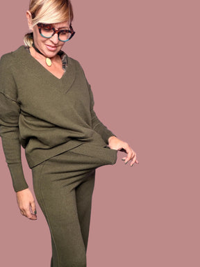 Completo in maglia con scollo a V e pantaloni ampi