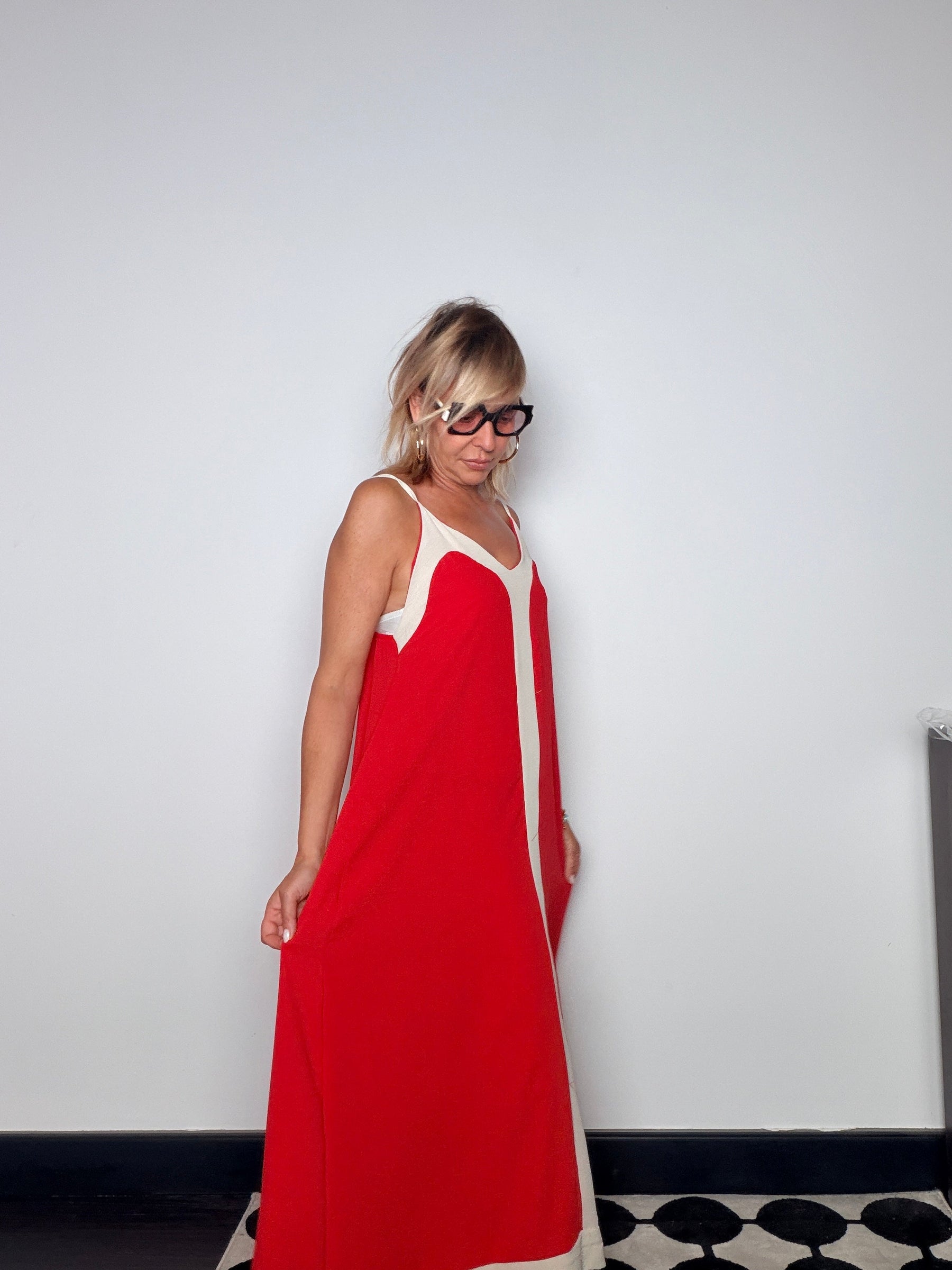 Abito maxi color block rosso fuoco - vista laterale con dettaglio striscia panna