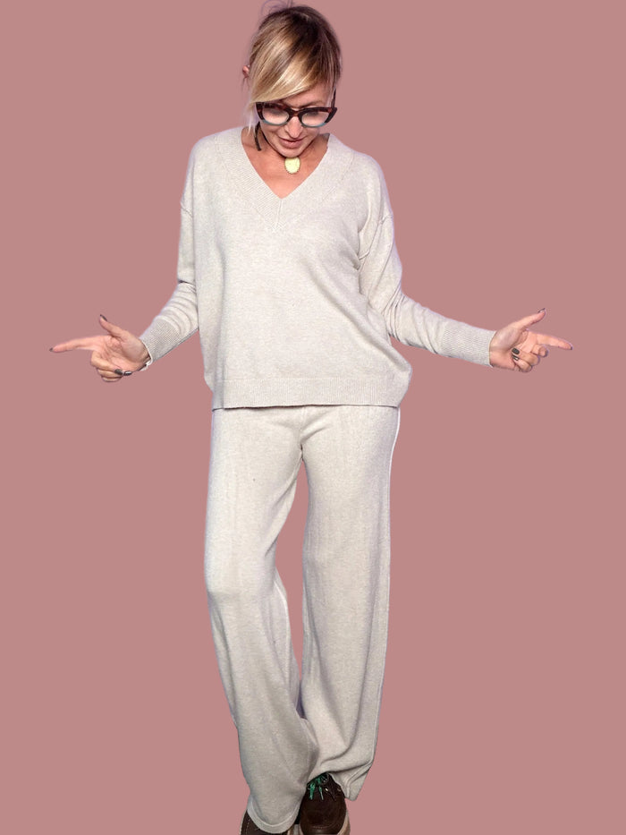 Completo in maglia con scollo a V e pantaloni ampi