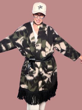Cappotto jacquard con frange e tasche applicate
