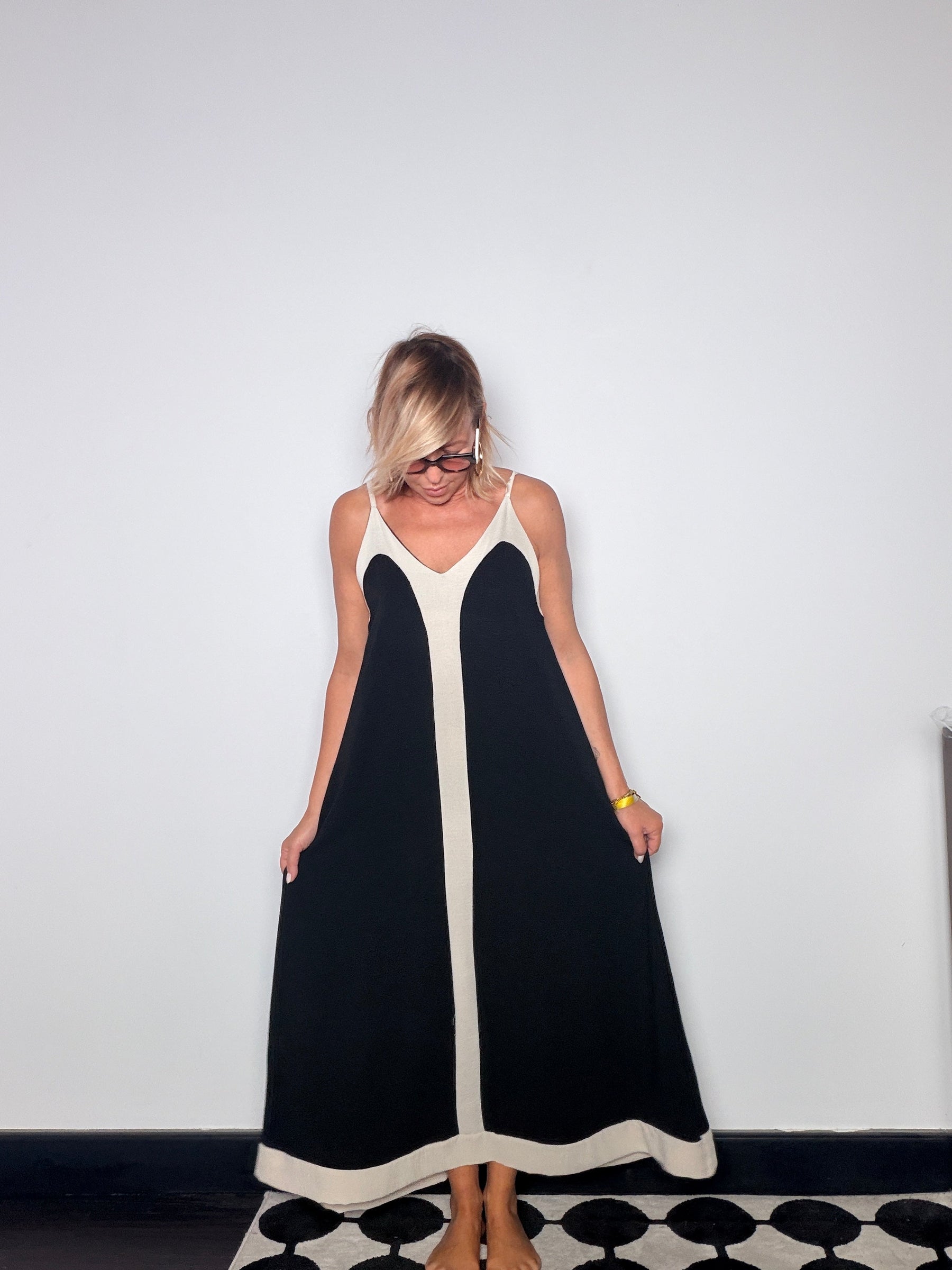 Abito maxi color block nero con inserti panna - vista frontale intera