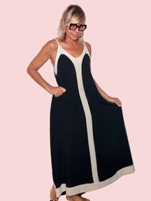 Abito maxi color block nero - vista frontale con dettaglio scollatura V e striscia panna