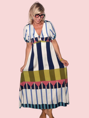 Abito maxi righe multicolor toni freddi navy - vista frontale intera sorridente