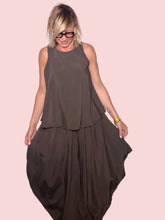 Pantalone harem fluido marrone cioccolato con top trapezio coordinato - vista frontale