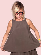 Top trapezio smanicato marrone cioccolato con pantalone harem coordinato - vista frontale