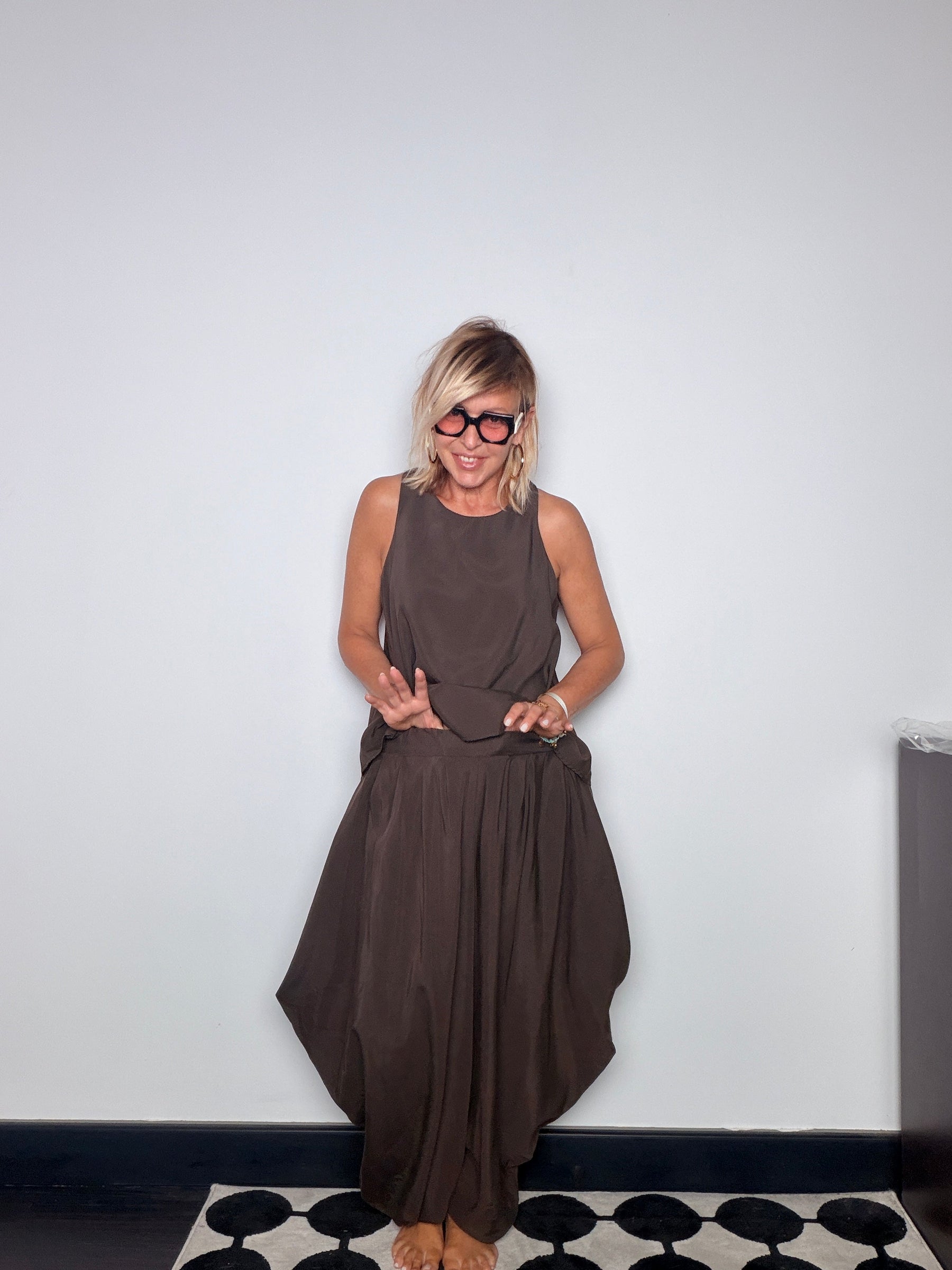 Pantalone harem fluido marrone cioccolato - dettaglio drappeggio balloon e orlo asimmetrico