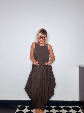 Pantalone harem fluido marrone cioccolato - dettaglio drappeggio balloon e orlo asimmetrico