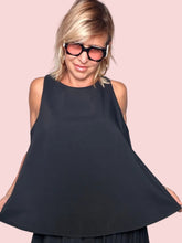 Top trapezio smanicato nero con pantalone harem coordinato - vista frontale