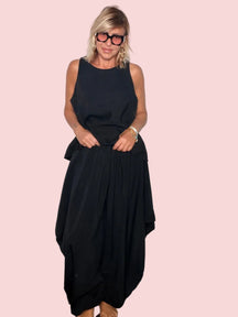 Pantalone harem fluido nero con top trapezio coordinato - vista frontale intera