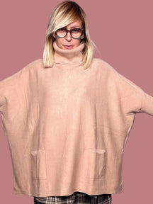 Maglia extra over con collo alto e bottoni dietro