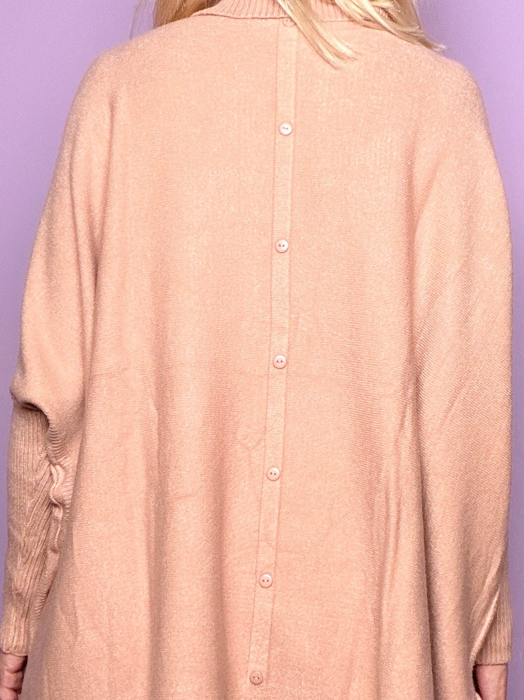 Maglia extra over con collo alto e bottoni dietro