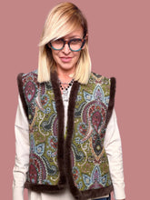 Gilet broccato paisley con bordi in pelliccia