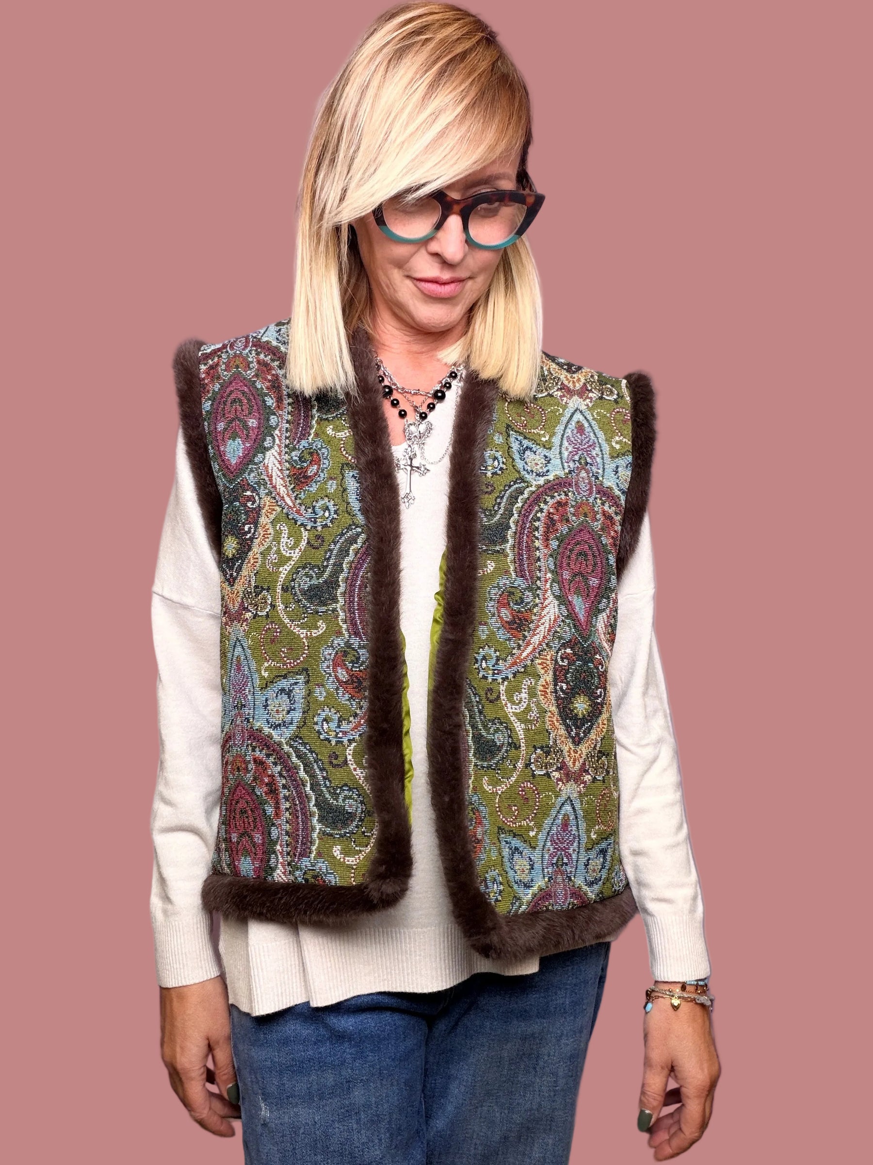 Gilet broccato paisley con bordi in pelliccia