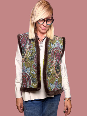 Gilet broccato paisley con bordi in pelliccia