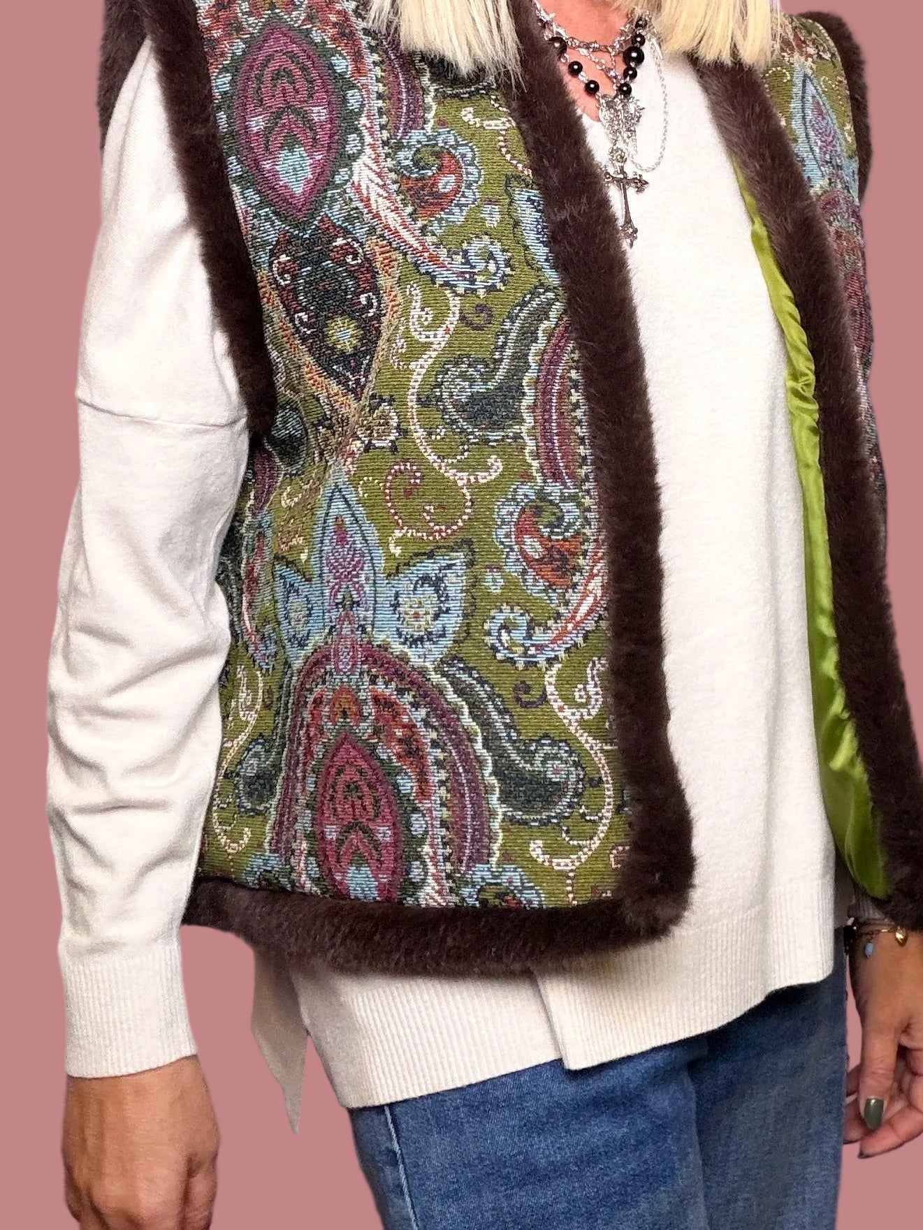 Gilet broccato paisley con bordi in pelliccia