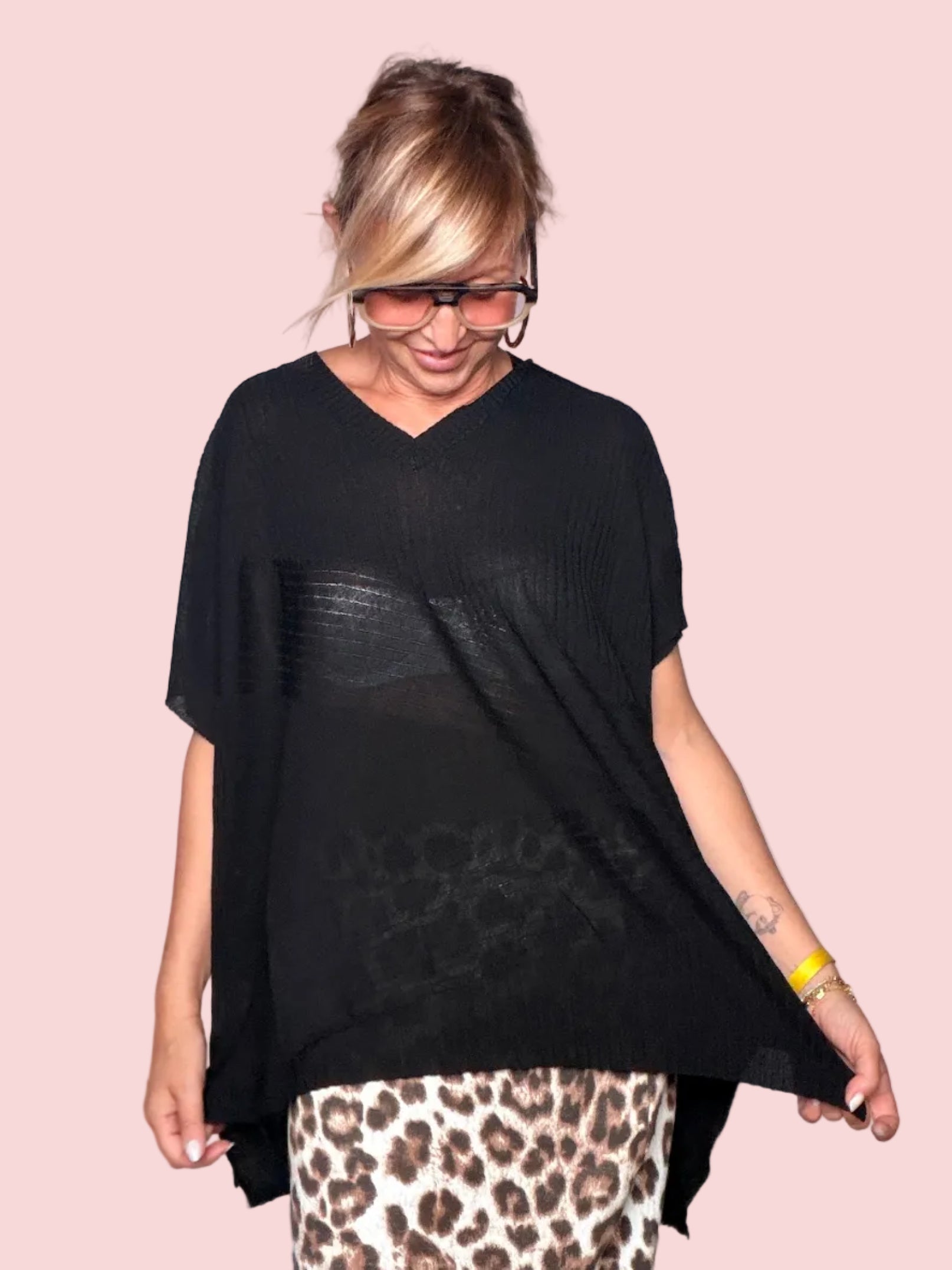 Maglia oversize nera scollo V - vista frontale