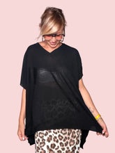 Maglia oversize nera scollo V - vista frontale