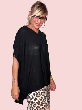 Maglia oversize nera scollo V - vista laterale