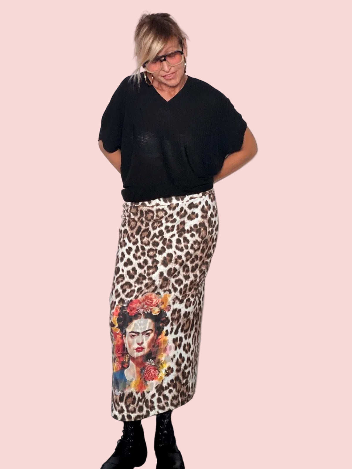 Gonna midi leopardata Frida Kahlo - vista frontale con maglia nera