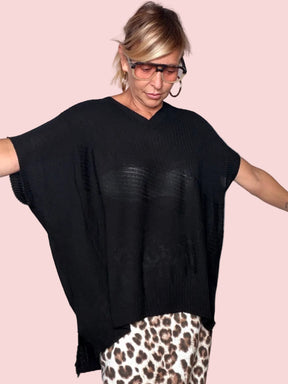 Maglia oversize nera scollo V - vista con braccia aperte