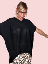 Maglia oversize nera scollo barchetta - vista frontale con braccia aperte