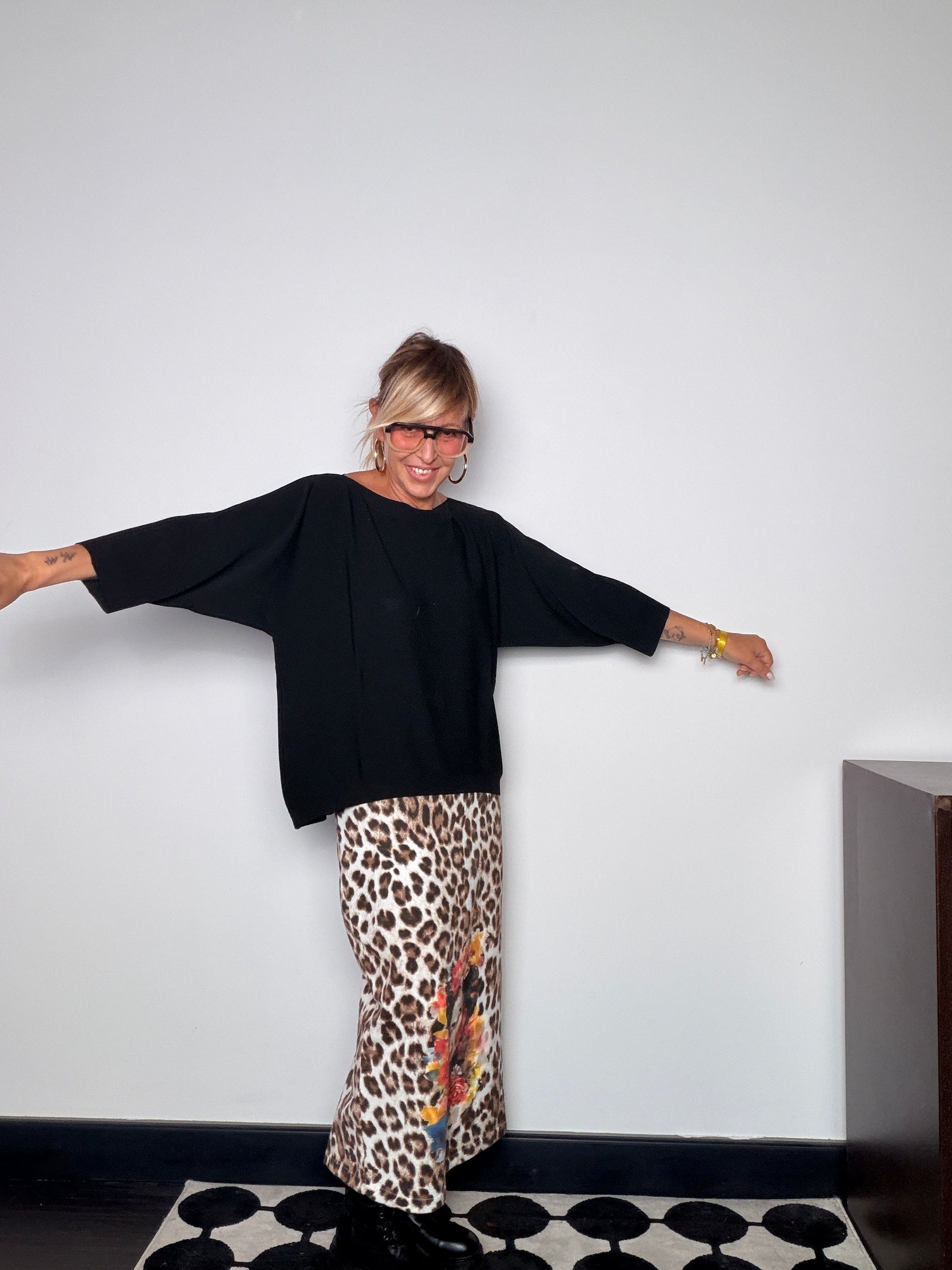 Maglia oversize nera scollo barchetta - vista intera con gonna leopardata